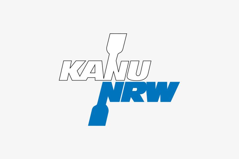 Logo von Kanu NRW mit einer Paddelgrafik über den Schriftzug in Schwarz und Blau.