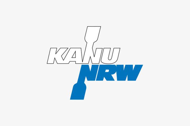 Logo von Kanu NRW mit einer Paddelgrafik über den Schriftzug in Schwarz und Blau.