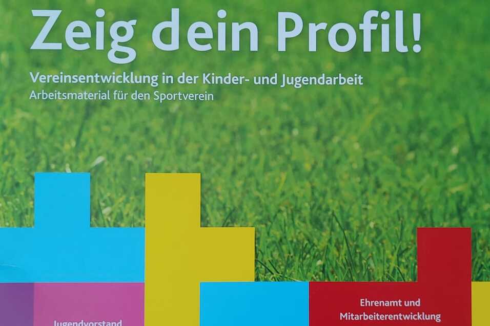 Cover eines Arbeitsbuchs mit dem Titel „Zeig dein Profil!“ und bunten Kacheln zu Themen der Vereinsentwicklung.