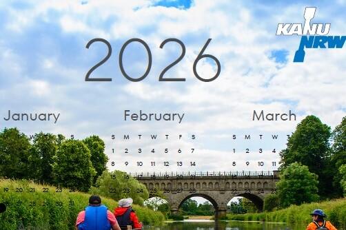 Vier Kajakfahrer paddeln auf einem ruhigen Gewässer unter einem Brückenbogen, umgeben von grüner Natur.