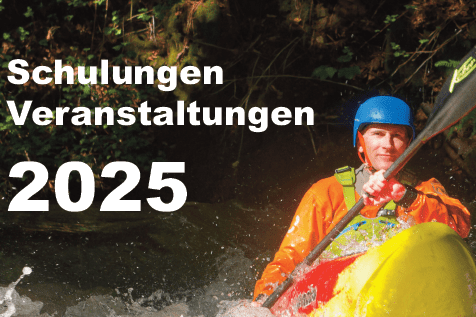 Paddler in gelbem Kajak auf einem Fluss, umgeben von grünem Ufer und spritzendem Wasser, mit Helm und Paddel.