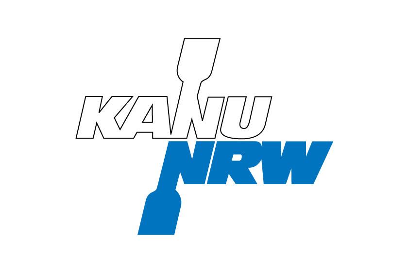 Logo von Kanu NRW mit einem Paddel und dem Schriftzug in Schwarz und Blau.