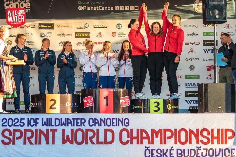 Siegerinnen auf dem Podium bei der 2025 ICF Wildwater Canoeing Sprint-Weltmeisterschaft in České Budějovice.