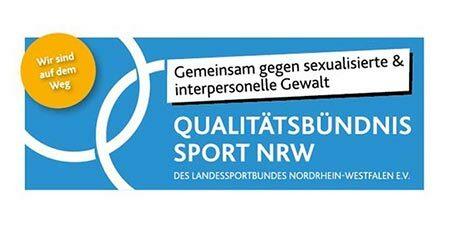 Logo des Qualitätsbündnisses Sport NRW mit Slogan gegen Gewalt, auf blauem Hintergrund und weißen grafischen Elementen.