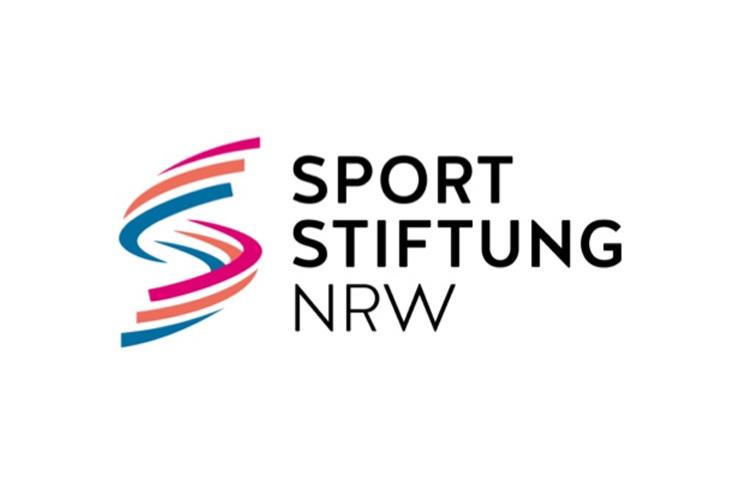 Logo der Sportstiftung NRW mit geschwungenen, bunten Linien und dem Schriftzug "SPORTSTIFTUNG NRW".