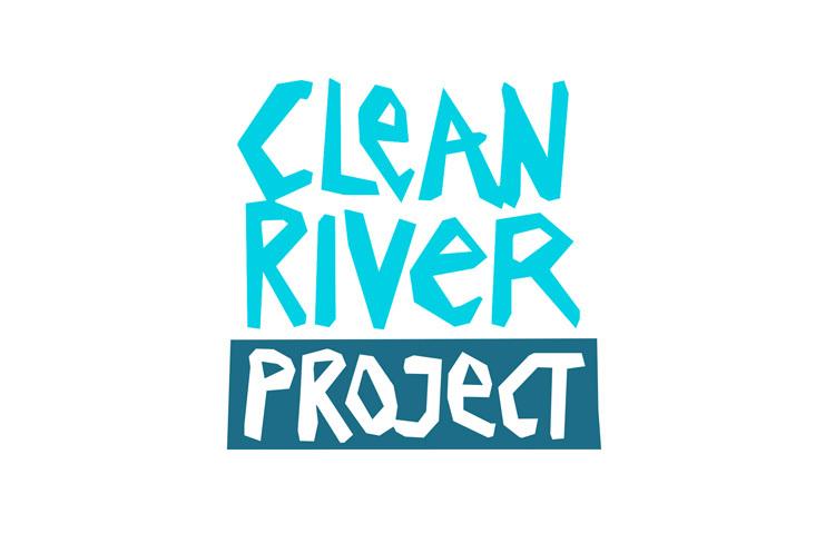 Logo des "Clean River Project" in blauer und weißer Schrift, die in verschiedenen Schriftarten gestaltet ist.