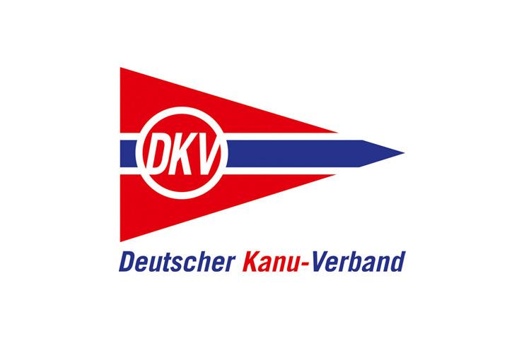 Logo des Deutschen Kanu-Verbandes mit rotem Pfeil, blauem Streifen und dem Schriftzug „DKV“ und „Deutscher Kanu-Verband“.
