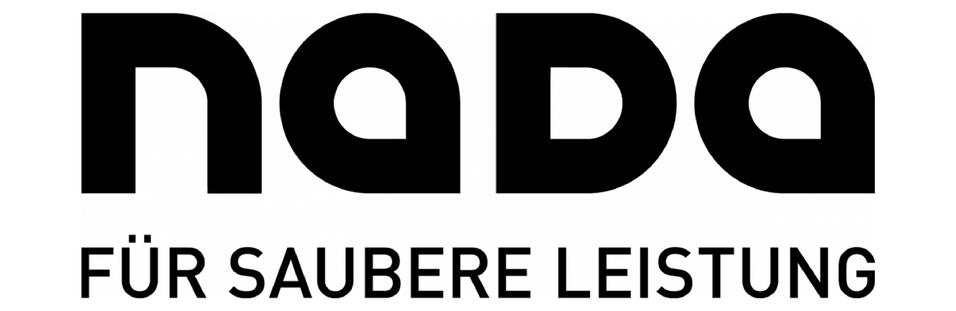 Logo der NADA mit dem Slogan „Für saubere Leistung“ in schwarzer Schrift auf weißem Hintergrund.